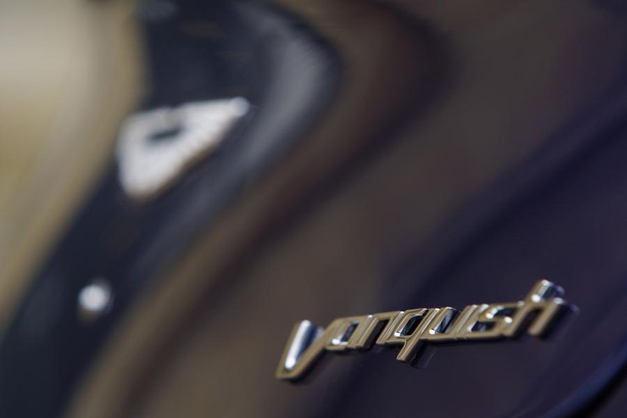 Логотип Aston Martin Vanquish 2012 года  (UK) (фото 14 из 170)